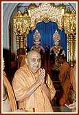 Swamishri bids Jai Swaminarayan to the devotees on the patotsav day
