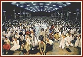 Devotees during the parayan in Pramukh Sabhagruh