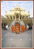 Swamishri in front of mandir