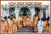 Swamishri discusses outside the shrine