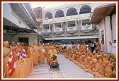 Swamishri bids the sadhus for their pilgrimage by foot (padyatra) from Bochasan to Mahelav on the occasion of BAPS Centenary Celebration year