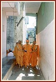 Swamishri approaching to the birthplace of Brahmaswarup Shastriji Maharaj for darshan 