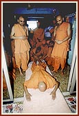 Swamishri performs prostrations