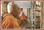 Swamishri engaged in Thakorji's darshan 