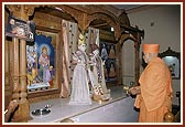 Swamishri performs arti of deities at BAPS Shri Swaminarayan Mandir, Piplata