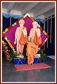 At the end of the assembly Swamishri humbly stands before the images of Gurus Shastriji Maharaj and Yogiji Maharaj 