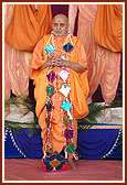 At the end of the assembly Swamishri humbly stands before the images of Gurus Shastriji Maharaj and Yogiji Maharaj 