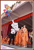 Swamishri release balloons under the auspices of BAPS Centenary Celebration year