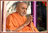 Swamishri blesses the assembly