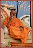 Swamishri blesses the assembly