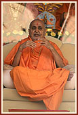 Swamishri blesses the assembly