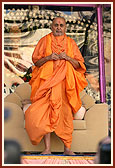 Swamishri traditionally proclaims the joli call, 'Narayan Hare Sacchidanand Prabho', with two jolis on both shoulders 
