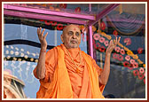 Swamishri traditionally proclaims the joli call, 'Narayan Hare Sacchidanand Prabho', with two jolis on both shoulders 