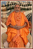 Swamishri traditionally proclaims the joli call, 'Narayan Hare Sacchidanand Prabho', with two jolis on both shoulders 