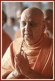 Swamishri engaged in Thakorji's darshan 