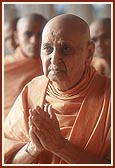 Swamishri engaged in Thakorji's darshan 