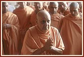 Swamishri engaged in Thakorji's darshan 