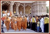 After darshan Swamishri returns to his quarters