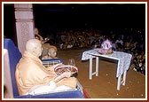 Swamishri performs arti of Shri Harikrishna Maharaj