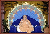 Swamishri blesses the assembly