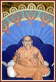 Swamishri blesses the assembly