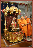 Swamishri performs abhishek of Bhagwan Swaminarayan