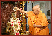 Swamishri performs abhishek of Bhagwan Swaminarayan