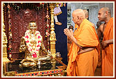 Swamishri performs abhishek of Bhagwan Swaminarayan