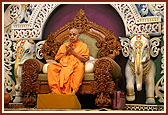 Swamishri engaged in dhun
