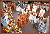 Swamishri blesses kids who were going to participate in the BAPS anti-addiction campaign