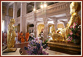 Swamishri visits Akshardham