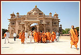 Swamishri visits Akshardham