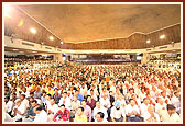 Devotees in Swamishri's morning puja