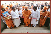 Swamishri performs opening rituals for 'Hiramani Sandhyajivan Kutir'