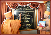 Swamishri performs opening rituals for 'Hiramani Sandhyajivan Kutir'