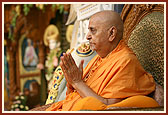 Swamishri blesses the satsang assembly 