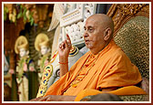 Swamishri blesses the satsang assembly 