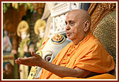 Swamishri blesses the satsang assembly 