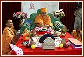 Swamishri ceremoniously bathes Shri Harikrishna Maharaj with panchamrut during the rituals 