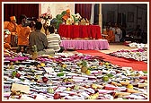   Swamishri performs Chopada pujan arti