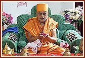 Swamishri offers mantra pushpanjali 