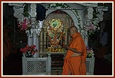 Swamishri performs pradakshina in Akshar Deri