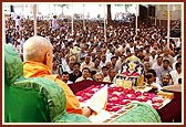 Swamishri chanting the Swaminarayan mantra in his puja