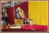 Shri Harikrishna Maharaj in Swamishri's puja