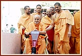 Swamishri arriving towards his room  