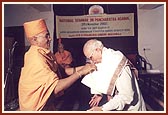 Pujya Yagneshwar Swami honors Dr. P.P. Apte, Pune