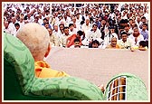 Swamishri in the New Year's assembly