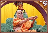 Swamishri blesses the New Year's assembly