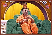 Swamishri blesses the New Year's assembly