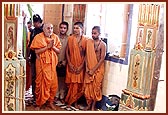 Swamishri engaged in darshan of Thakorji